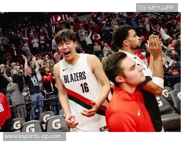 狄龙上半场表现抢眼8中3贡献7分1板3助2断成功对抗杨瀚森 狄龙上半场表现抢眼8中3贡献7分1板3助2断成功对抗杨瀚森