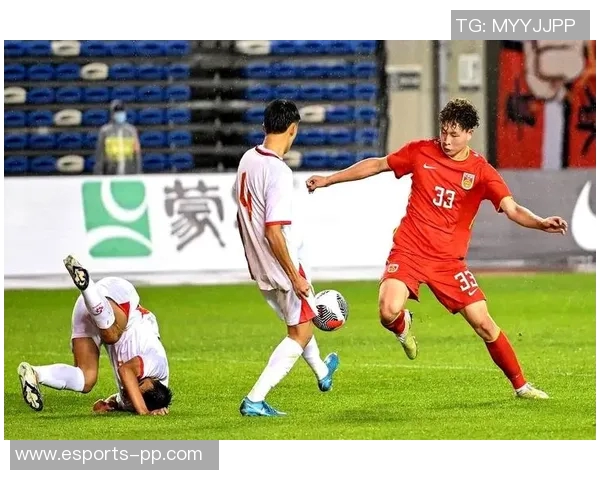 U16国足角球混战进球被判无效裁判未响哨引发争议