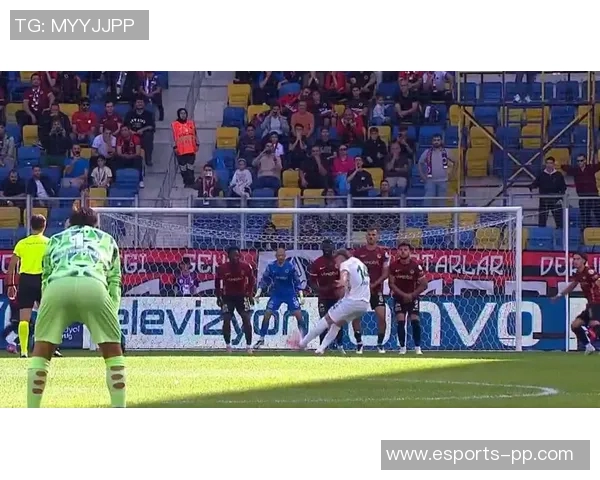 小哈吉任意球惊艳全场29年后重现父亲辉煌瞬间 小哈吉任意球惊艳全场29年后重现父亲辉煌瞬间